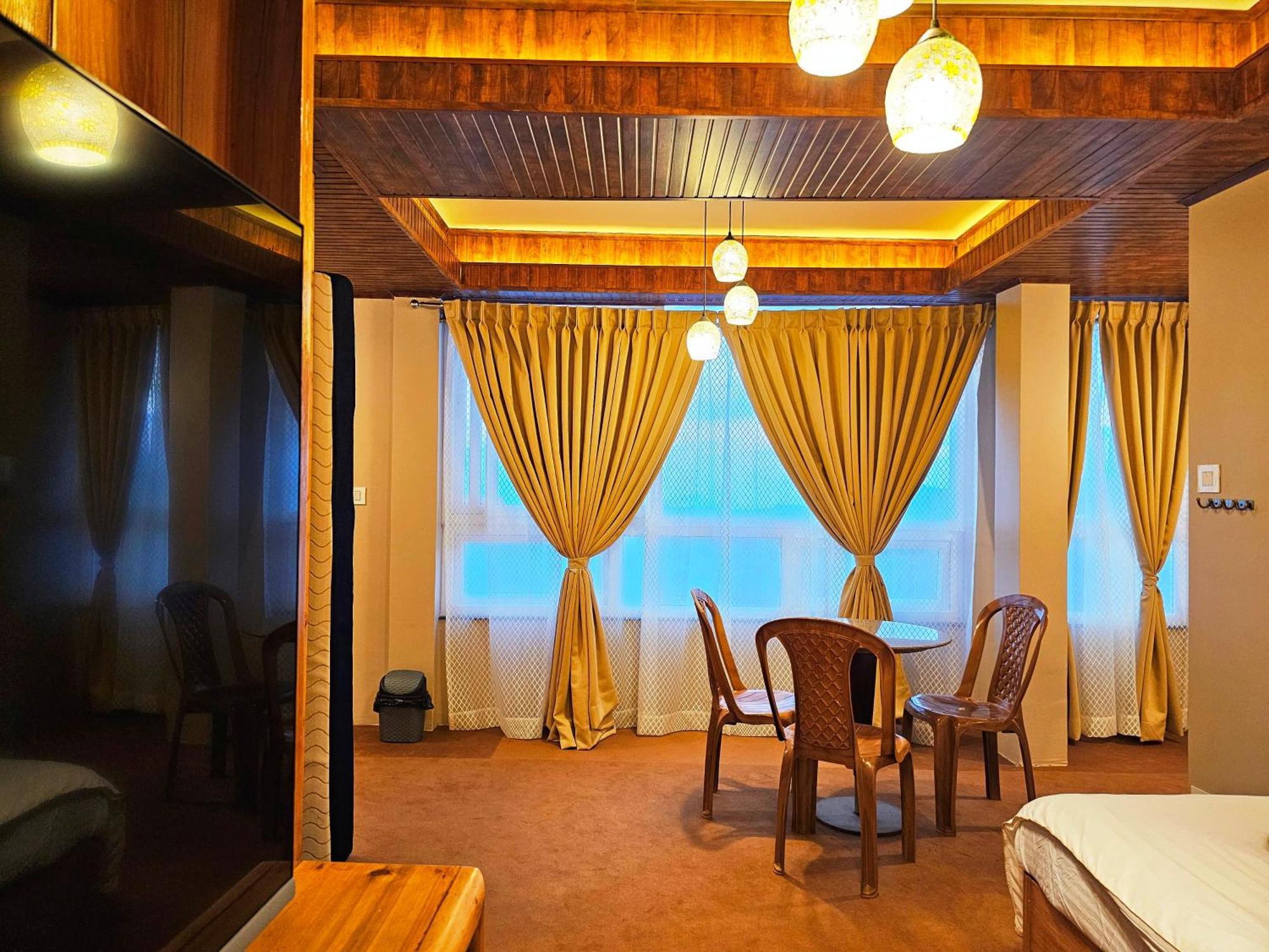 Hotel Golden Orchid Дарджилинг Экстерьер фото
